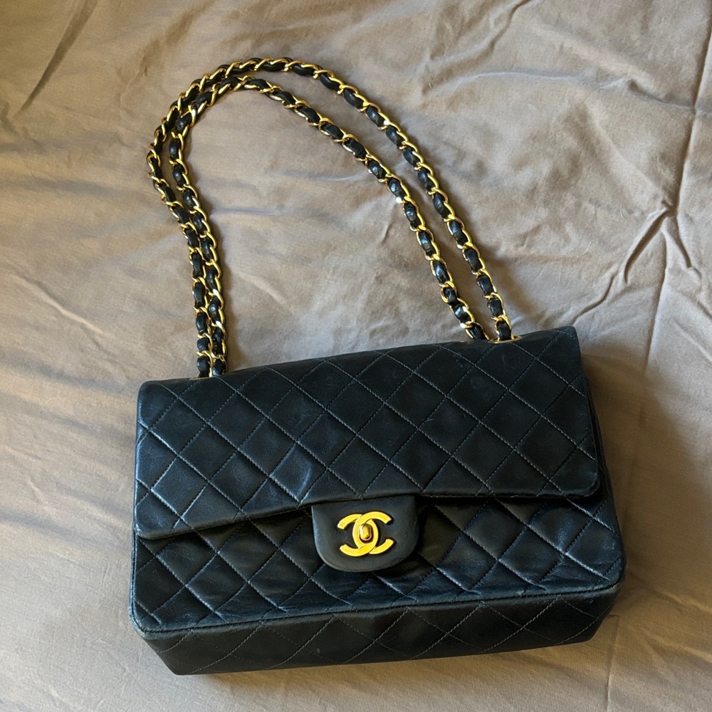CHANEL Black Quilted Shoulder Bag with Gold Chain